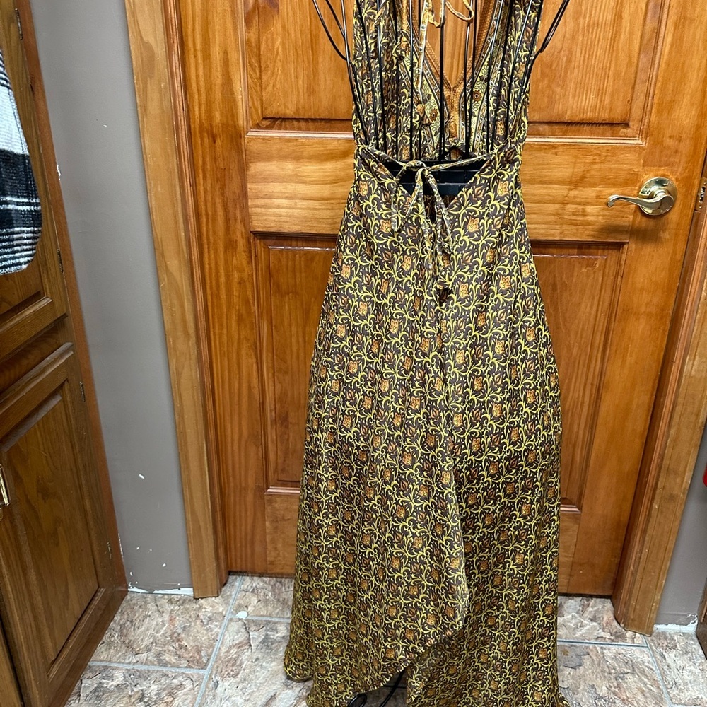 Stunning Brown and Gold Backless Dress - Picture 4 of 7